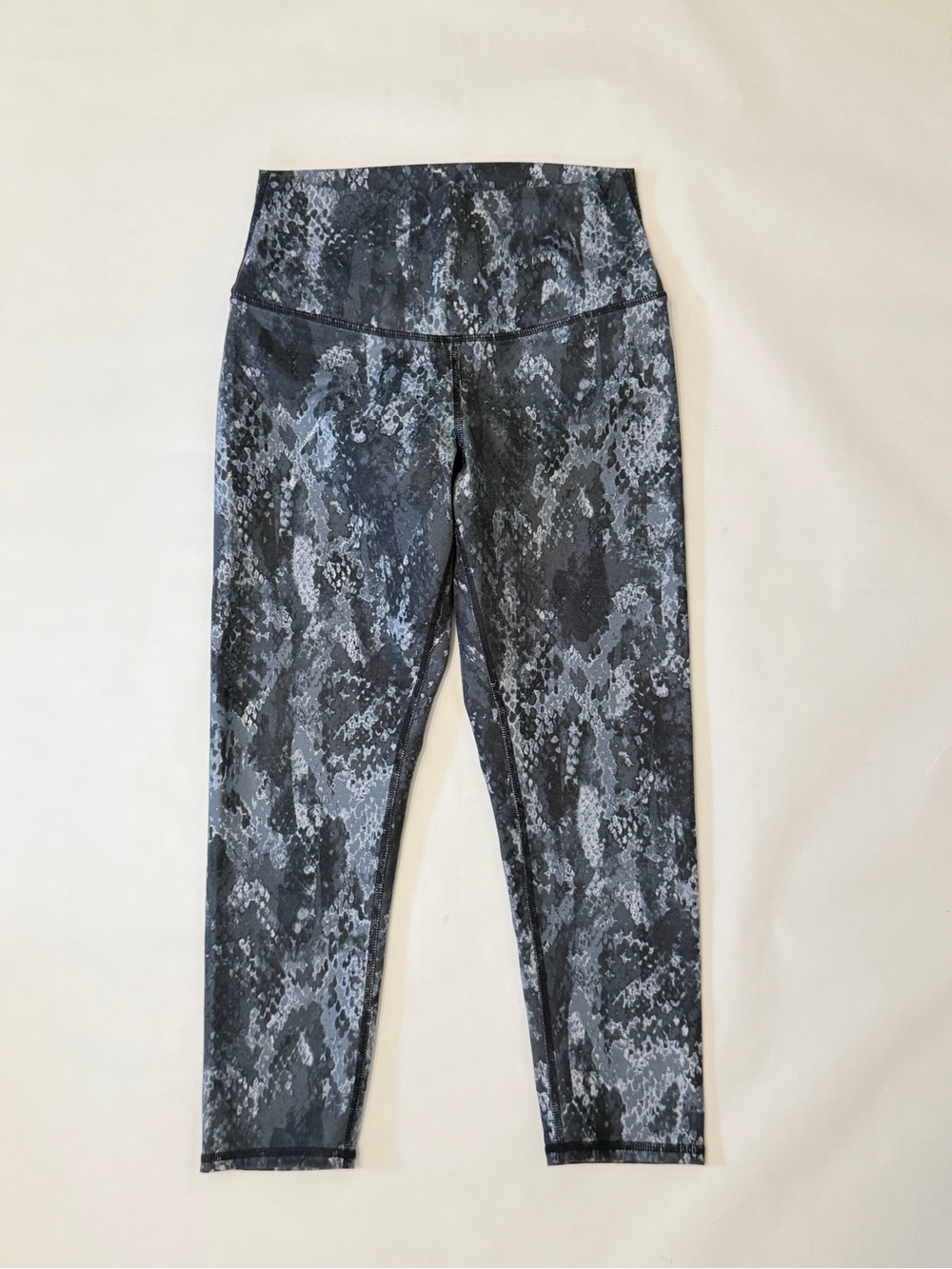Alo Yoga High-Waist Vapor Snakeskin Cropped Leggings - Grey/Black - Size S